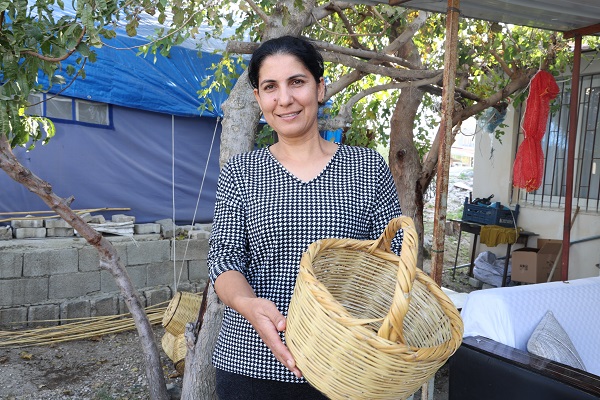 Foto - Depremzede ailenin geçim kapısı oldu! Bakın nehir kenarından ne topluyorlar