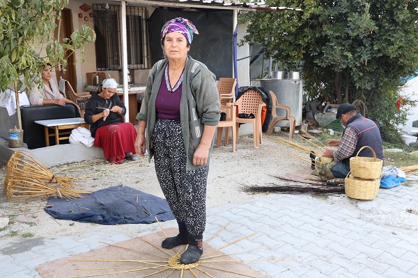 Foto - Depremzede ailenin geçim kapısı oldu! Bakın nehir kenarından ne topluyorlar