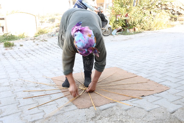 Foto - Depremzede ailenin geçim kapısı oldu! Bakın nehir kenarından ne topluyorlar