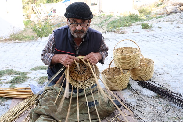 Foto - Depremzede ailenin geçim kapısı oldu! Bakın nehir kenarından ne topluyorlar