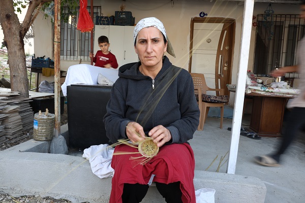 Foto - Depremzede ailenin geçim kapısı oldu! Bakın nehir kenarından ne topluyorlar