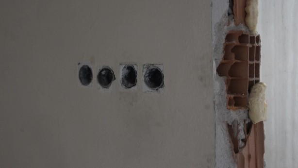 Foto - Depremzede aileye yuva olacak evi kullanılamaz hale getirdiler!