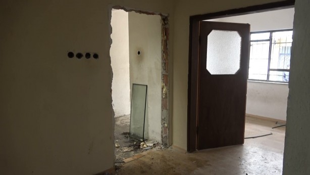 Foto - Depremzede aileye yuva olacak evi kullanılamaz hale getirdiler!