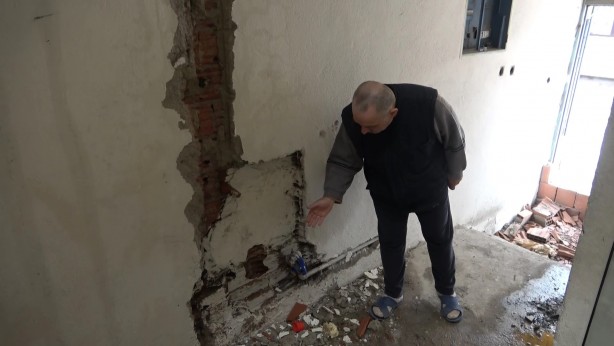 Depremzede aileye yuva olacak evi kullanılamaz hale getirdiler!