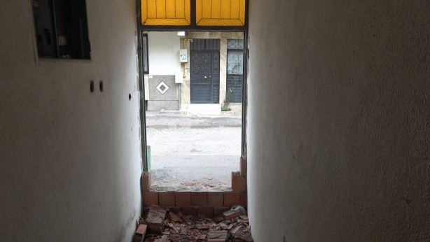 Foto - Depremzede aileye yuva olacak evi kullanılamaz hale getirdiler!