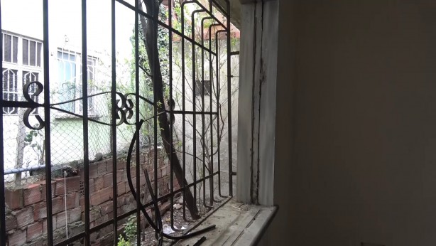 Foto - Depremzede aileye yuva olacak evi kullanılamaz hale getirdiler!