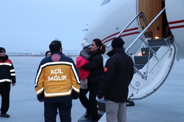 Foto - Depremzede bebekler Cumhurbaşkanlığı uçağıyla Ankara'ya götürülüyor