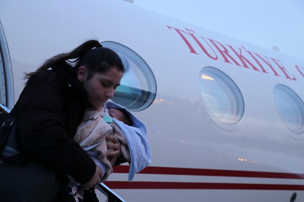 Foto - Depremzede bebekler Cumhurbaşkanlığı uçağıyla Ankara'ya götürülüyor