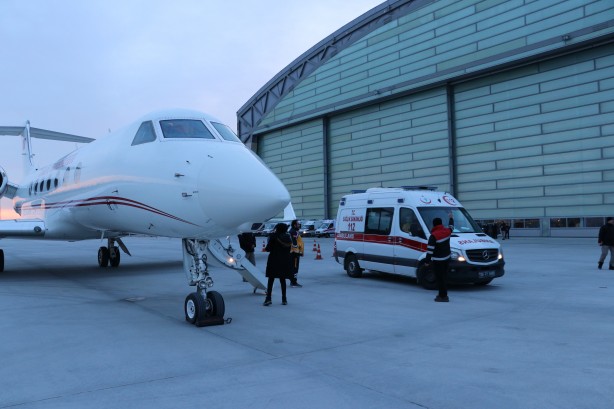 Foto - Depremzede bebekler Cumhurbaşkanlığı uçağıyla Ankara'ya götürülüyor