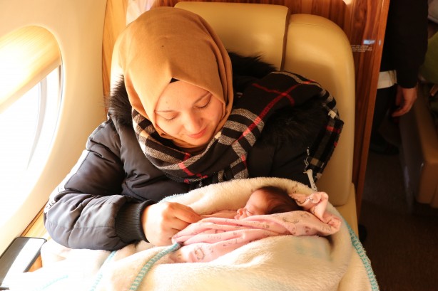 Foto - Depremzede bebekler Cumhurbaşkanlığı uçağıyla Ankara'ya götürülüyor