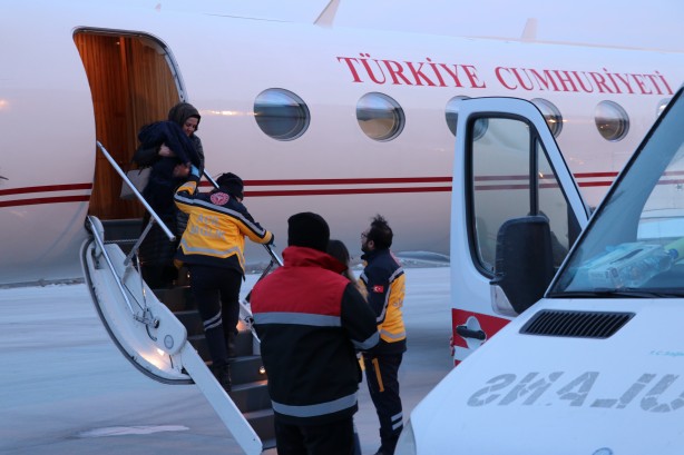 Foto - Depremzede bebekler Cumhurbaşkanlığı uçağıyla Ankara'ya götürülüyor