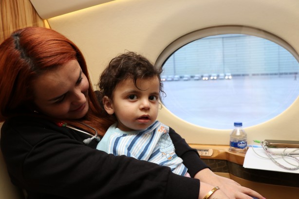 Foto - Depremzede bebekler Cumhurbaşkanlığı uçağıyla Ankara'ya götürülüyor