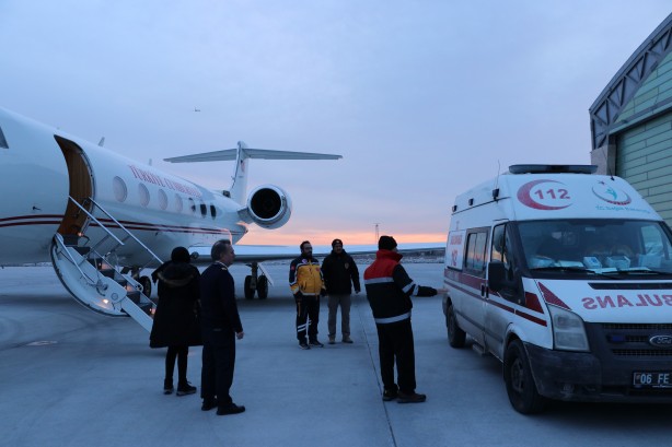 Foto - Depremzede bebekler Cumhurbaşkanlığı uçağıyla Ankara'ya götürülüyor