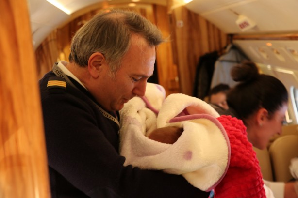 Foto - Depremzede bebekler Cumhurbaşkanlığı uçağıyla Ankara'ya götürülüyor