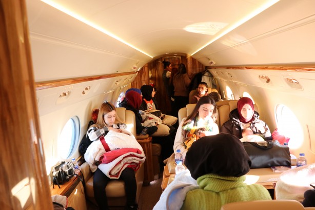 Foto - Depremzede bebekler Cumhurbaşkanlığı uçağıyla Ankara'ya götürülüyor