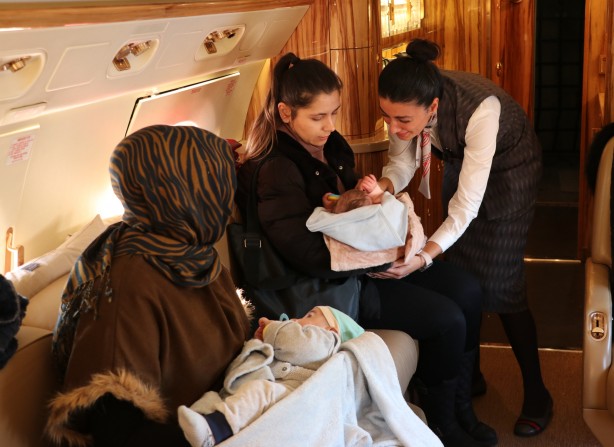 Foto - Depremzede bebekler Cumhurbaşkanlığı uçağıyla Ankara'ya götürülüyor