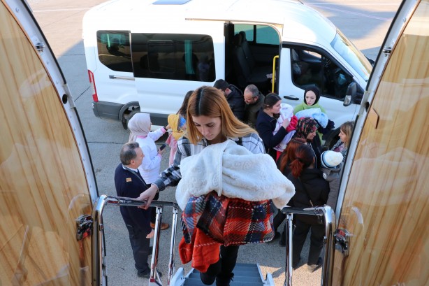 Foto - Depremzede bebekler Cumhurbaşkanlığı uçağıyla Ankara'ya götürülüyor