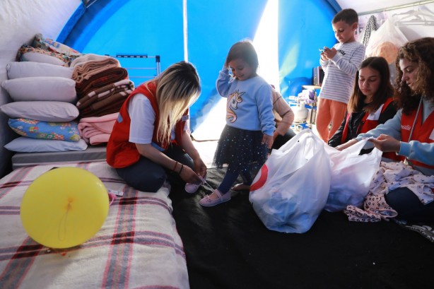 Foto - Depremzede çocukların bayramlıkları Kızılay’dan