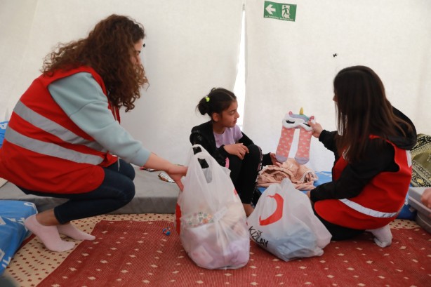 Foto - Depremzede çocukların bayramlıkları Kızılay’dan