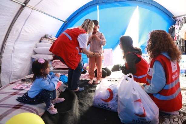 Foto - Depremzede çocukların bayramlıkları Kızılay’dan