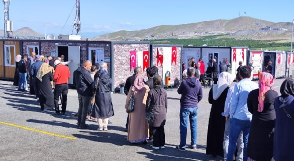 Foto - Depremzede seçmenler' konteynerde oy kullanıyor