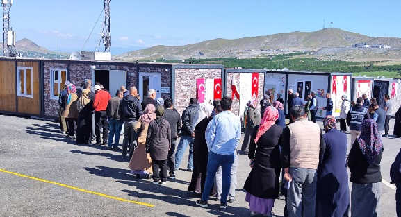 Foto - Depremzede seçmenler' konteynerde oy kullanıyor