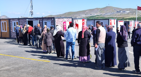 Foto - Depremzede seçmenler' konteynerde oy kullanıyor