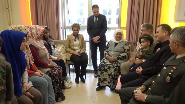 Foto - Depremzede şehit ağabeyi: Kendilerini bilmezler devlete atıp tuttu!