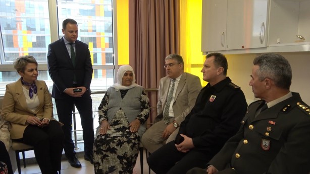 Foto - Depremzede şehit ağabeyi: Kendilerini bilmezler devlete atıp tuttu!