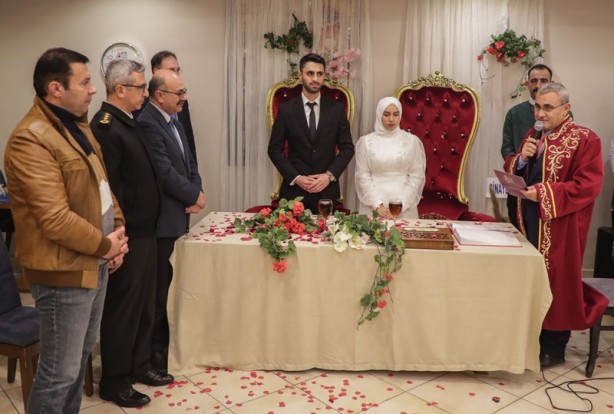 Depremzede Zehra Aktaş, polis memuru nişanlısıyla evlendi