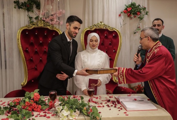 Foto - Depremzede Zehra Aktaş, polis memuru nişanlısıyla evlendi