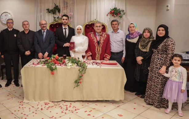 Foto - Depremzede Zehra Aktaş, polis memuru nişanlısıyla evlendi