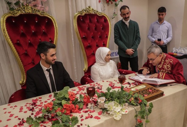 Foto - Depremzede Zehra Aktaş, polis memuru nişanlısıyla evlendi