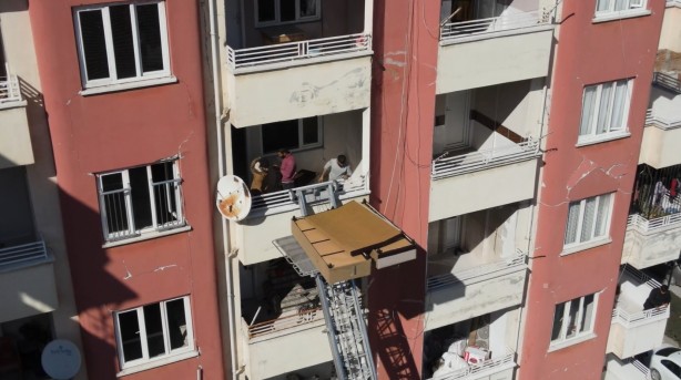 Foto - Depremzedeler hasarlı evlerinden eşyalarını taşıyor!