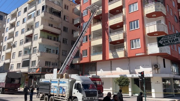 Foto - Depremzedeler hasarlı evlerinden eşyalarını taşıyor!