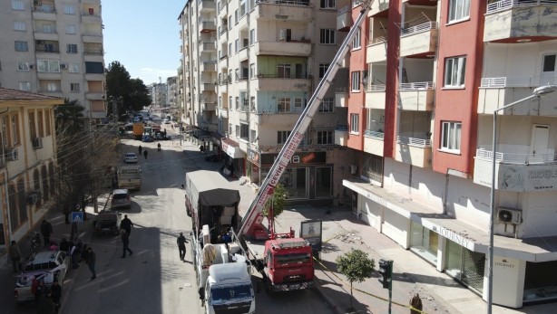 Foto - Depremzedeler hasarlı evlerinden eşyalarını taşıyor!