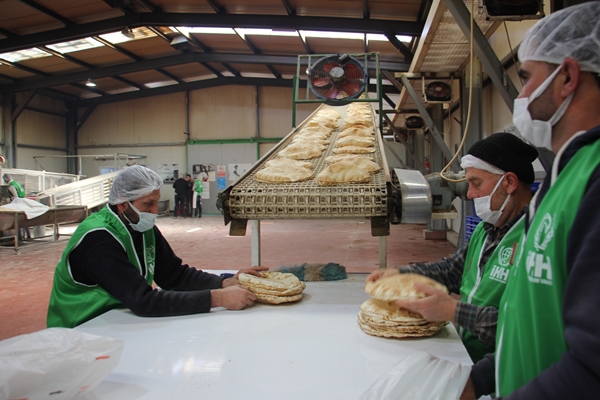 Foto - Depremzedeler için günlük 50 bin ekmek üretiyorlar!