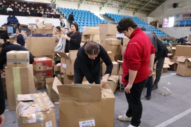Foto - Depremzedeler için "ücretsiz market" kuruldu