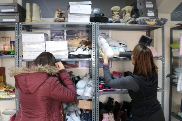 Foto - Depremzedeler için "ücretsiz market" kuruldu