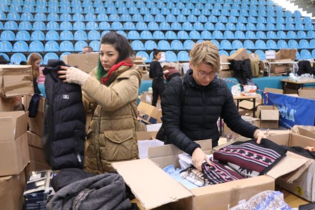 Foto - Depremzedeler için "ücretsiz market" kuruldu