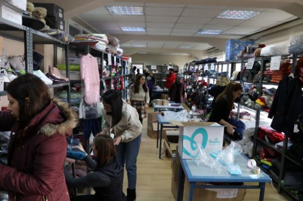 Depremzedeler için "ücretsiz market" kuruldu