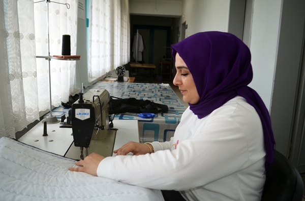 Foto - Depremzedeler için uyku tulumu dikiyorlar