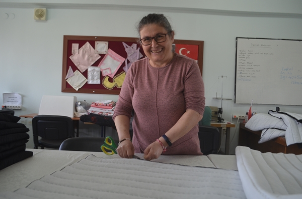 Foto - Depremzedeler için uyku tulumu dikiyorlar