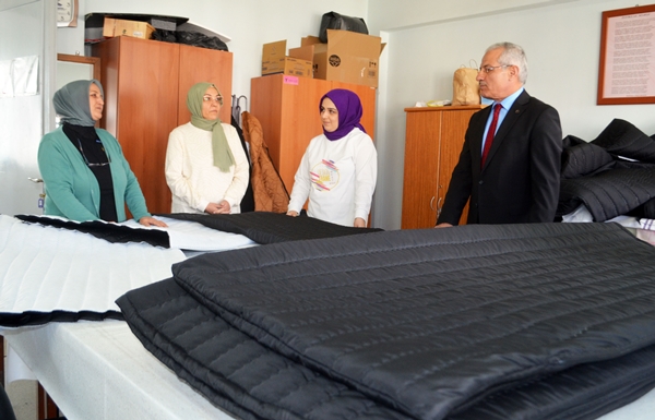 Foto - Depremzedeler için uyku tulumu dikiyorlar