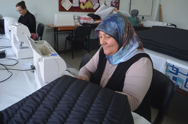 Foto - Depremzedeler için uyku tulumu dikiyorlar