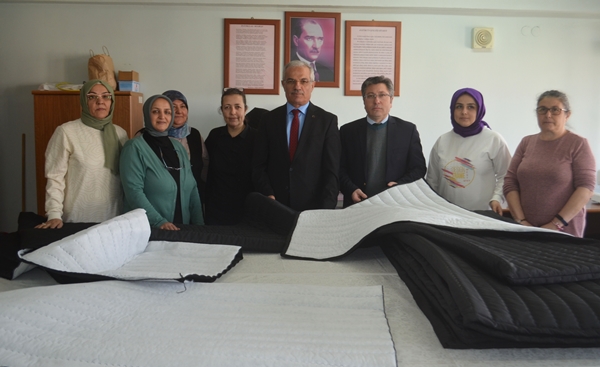 Foto - Depremzedeler için uyku tulumu dikiyorlar