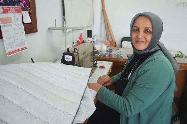 Depremzedeler için uyku tulumu dikiyorlar