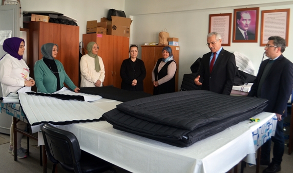 Foto - Depremzedeler için uyku tulumu dikiyorlar