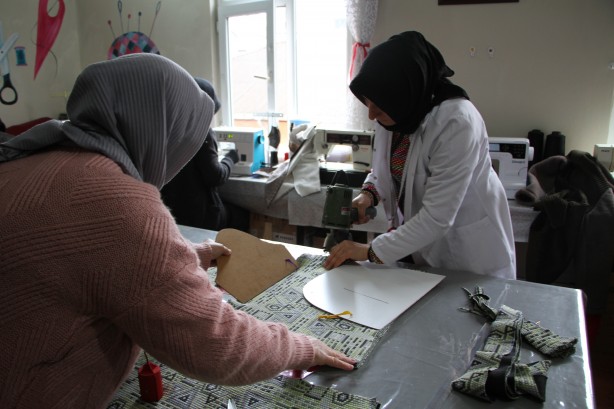 Foto - Depremzedeler üşümesin diye kışlık giysiler dikiyorlar