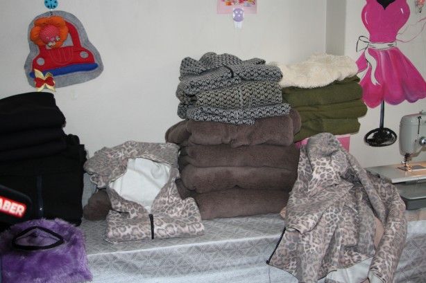 Foto - Depremzedeler üşümesin diye kışlık giysiler dikiyorlar